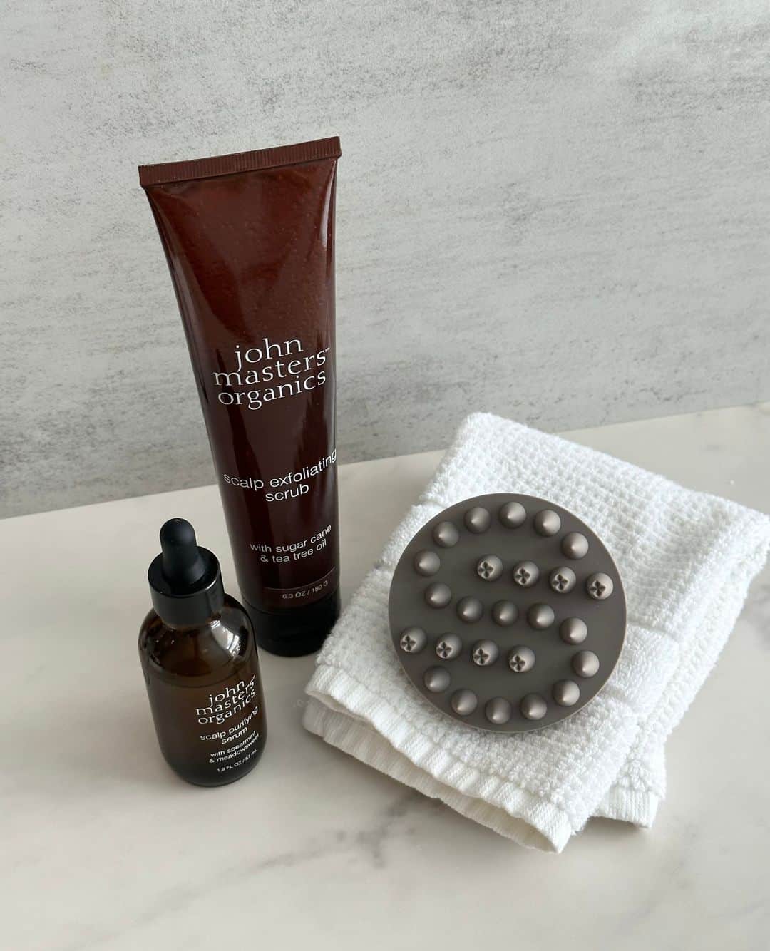 John Masters Organicsのインスタグラム：「Your scalp routine just got a refresh... ✨⁠ ⁠ Add our NEW Scalp Shake Brush to your scalp routine and give your scalp the care it deserves. ⁠ ⁠ Available now on our website. 🤎」