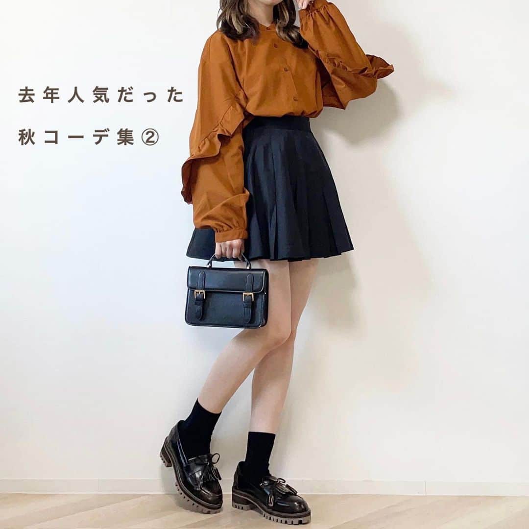 mero*のインスタグラム：「2個前の投稿の続き🙆‍♀️ . . . 2個前も今回も去年の人気コーデだから もう売ってないかもしれないけど 一応タグ付けもしておくね🙆‍♀️ . 秋の準備の参考にしてね🙆‍♀️🙆‍♀️ . . . おうちから神宮外苑花火大会？ の花火が見えたから焼きそば焼いて お酒飲みながら見てた👀 . 行った人いるのかな？ . お祭りってめちゃくちゃ混んでたり あんまり見えなかったりしても 気分味わえるから良いよね…🫶 . . . #秋コーデ #秋服コーデ #秋服 #パンツコーデ  #デート #スカート #大学生コーデ #ニットコーデ #ブラウス #プチプラコーデ #デニムコーデ #シンプルコーデ」