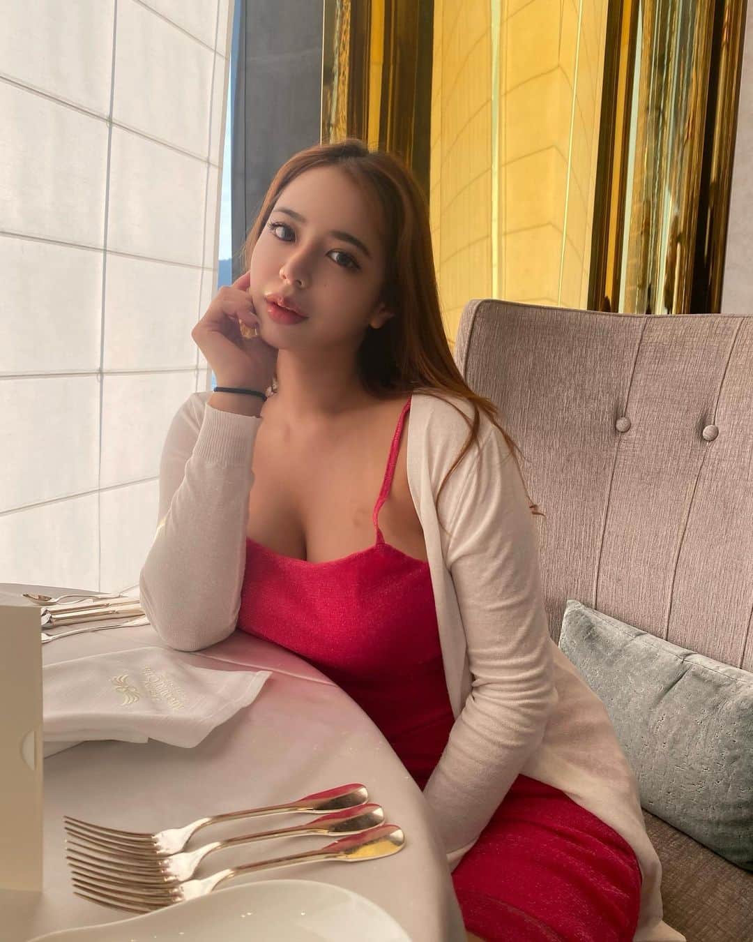 まさちゃんのインスタグラム：「夕日を見ながらのディナーが最高すぎました🍽 お盆旅行は愛知県蒲郡市へ 日々の疲れが吹っ飛ぶわぁ🙏  エステでカッサをしてもらったんだけど背中がアザみたいに真っ赤っかでびっくり😂どうしたら早く治るのw  #筋トレ #トレーニング #ダイエット #workout #フィットネス #ジム  #fitness #gym #ワークアウト #スポーツモデル #プロテイン #tokyo #training #美容 #アパレル #フィットネス女子 #ポートレート #カメラ　#グルメ #ハレクラニ沖縄　#水着　#海　#ギャル」