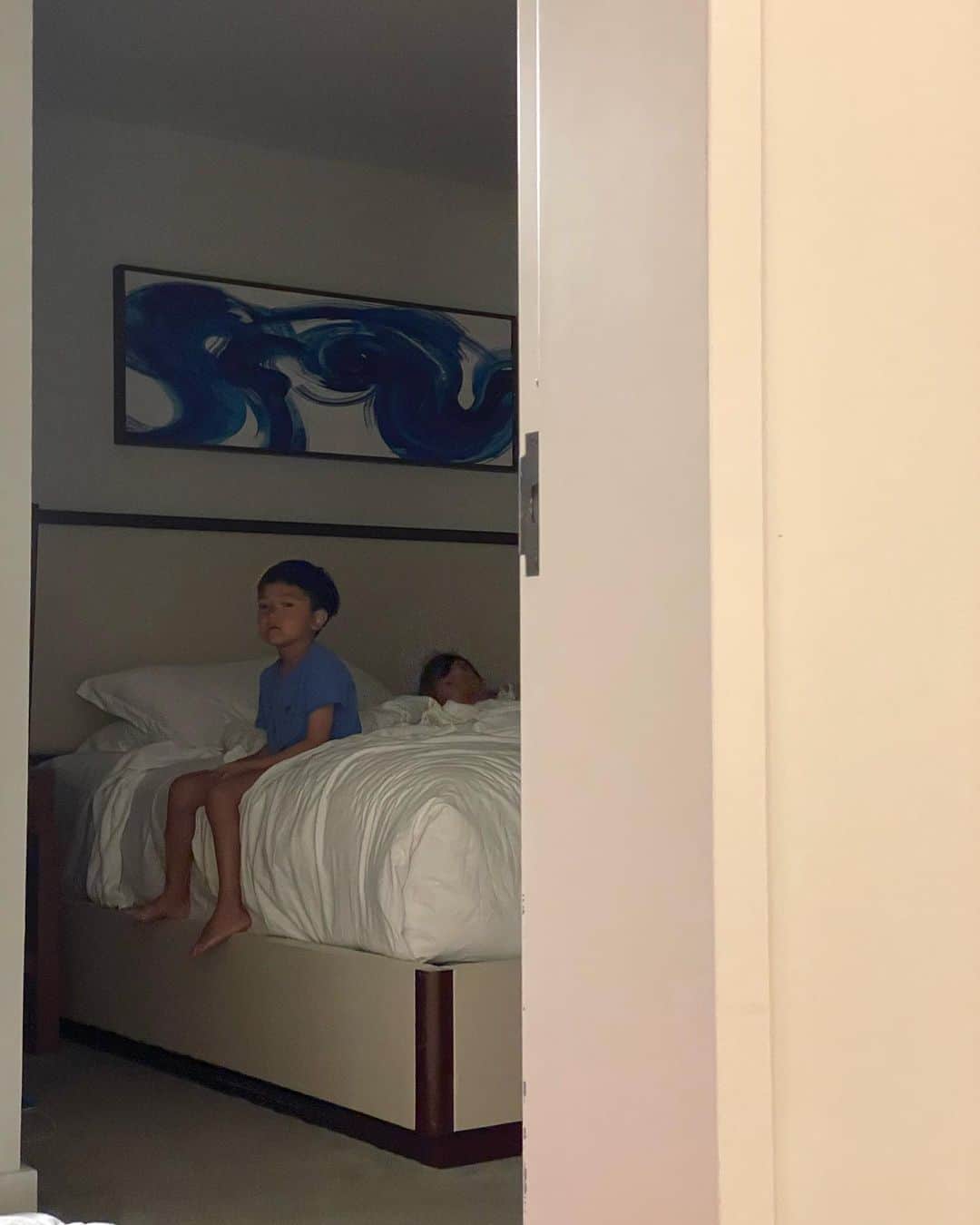 正中雅子さんのインスタグラム写真 - (正中雅子Instagram)「息子キロク👦🏽♡  いつも寝かしつけってほどでもないけど ベットに入る時はいつも一緒に入って寝るんだけど😴🛏️  ハワイで、ホテル移動する時に 「先に寝ててねー😴」 と隣の部屋でパッキングしてて 視線感じるなと思ったら👀笑  こっち見てた👀笑  「ママ早く来てー、一緒に寝よ」  ってこっち見てる表情が何とも言えず思わず📸♡  強がってても寝る時は、いつもママ〜と言ってくるまだまだ可愛い5歳♡  いつまでこんなかなー🤤可愛くて愛おしい忘れたくないキロク🫶  #Hawaii#子連れハワイ#息子#5歳#男の子ママ   #masacotravel #masacoinhawaii」8月12日 23時07分 - masacoshonaka