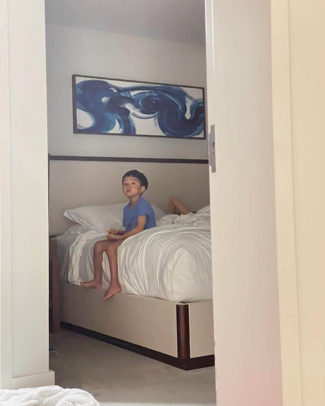 正中雅子のインスタグラム：「息子キロク👦🏽♡  いつも寝かしつけってほどでもないけど ベットに入る時はいつも一緒に入って寝るんだけど😴🛏️  ハワイで、ホテル移動する時に 「先に寝ててねー😴」 と隣の部屋でパッキングしてて 視線感じるなと思ったら👀笑  こっち見てた👀笑  「ママ早く来てー、一緒に寝よ」  ってこっち見てる表情が何とも言えず思わず📸♡  強がってても寝る時は、いつもママ〜と言ってくるまだまだ可愛い5歳♡  いつまでこんなかなー🤤可愛くて愛おしい忘れたくないキロク🫶  #Hawaii#子連れハワイ#息子#5歳#男の子ママ   #masacotravel #masacoinhawaii」