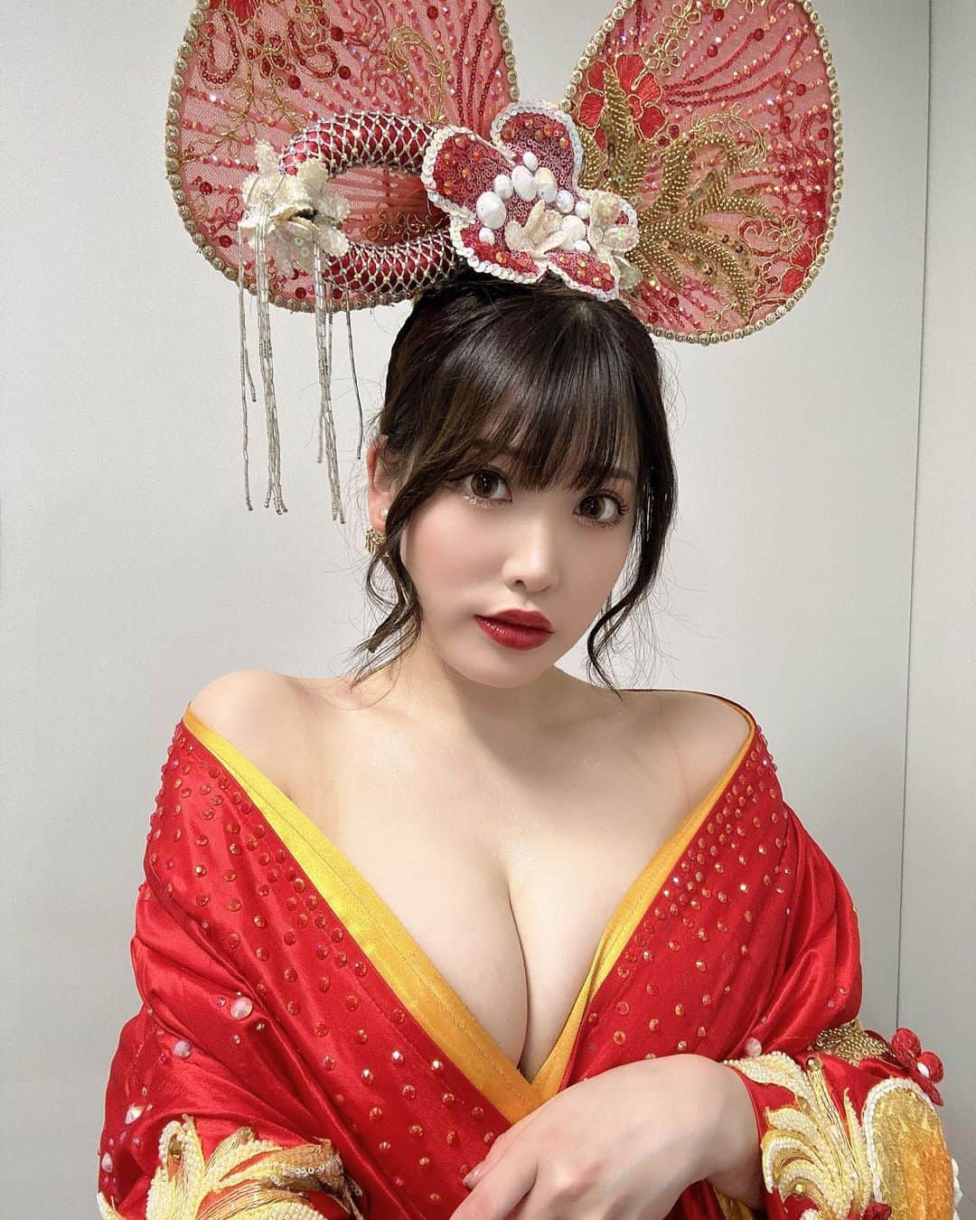 RENAのインスタグラム：「もうすぐ 名古屋店ゲスト出演〜🌹 @burlesque_ts  8/14(月)〜17(木) 💎🔮🔔  只今練習中~！！！ 明日は前乗りで最終リハです🥹  極楽浄土、威風堂々は 名古屋店でデビューするし スペシャルパフォーマンスは TWICEかっこかわいいし🥹✨ 名古屋店でしか見れません☀️  1番の見どころは！！！！！ なんといっても今は本店では ほぼやらない演目【吉原👘】✨ 私が1番好きな演目といっても 過言ではない！！！！  同期のさわとダブルクイーン👑で @sawa_burlesque   🎤👑れい　💃👑さわ　で やらせて頂きます😭  ボーカルありはなんと 名古屋店初！！！今回のために 構成まで考えてくださって。🥲 名古屋店の皆様には本当　 やる前から感謝でいっぱいです🥲 構成動画見ただけで泣いた私は 本番大丈夫でしょうか🤣www  違う演目もクイーンやったり本店と 構成がちがかったりもするので 毎日ドキドキと不安が とまりません！でも4日間とも 絶対楽しいこと、間違いなしです🔥  会いに行くよ報告が今の私には とっても励みになります🥲 台風で来れない方も増えるかも しれませんが、来てくれる方 心からありがとうございます🙇  エクステもネイルもやって 新しいキラキラブラも購入しちゃって 気合いたっぷりです。笑 今年最後の名古屋店💗  推しプランは当日➕2000円で 私にお声がけ下さい♪ 何個でもつけれちゃうよ！ 名古屋店限定ブロマイド 是非ゲットしてね！！！！🤍 ・ #バーレスク東京　#burlesquetokyo #burlesque  #バーレスク東京名古屋店 #バーレスクts #名古屋　#錦　#栄 #バーレスク東京のマシュマロ」