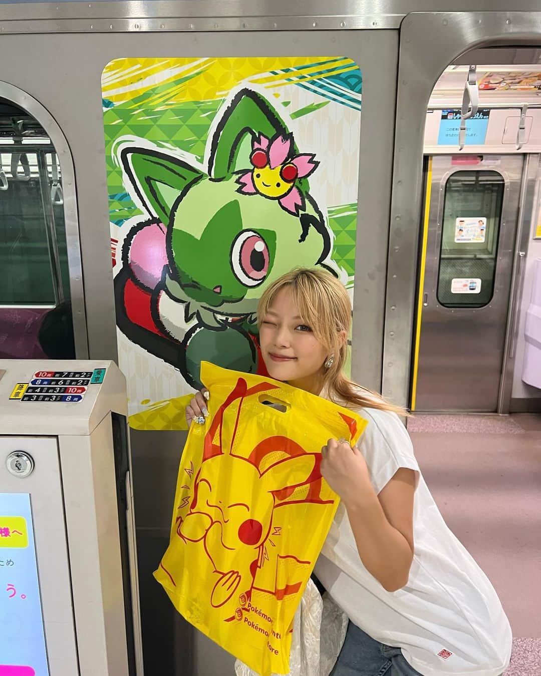 湯上響花のインスタグラム：「ฅ(`ꈊ´ฅ) ポケセンはいつ行っても心躍るの🥺 WCSのスタンプラリー明日までだね😭😭 今年のポケモンバトルの世界一は 一体どんなポケモンと戦術が勝利するんだろ🥹 たのしみだな！！❤️‍🔥 ※終点の駅で停車中に撮影しました📸 #ポケモン #ポケモンセンター #ポケモンsv #ポケモン世代 #ポケモンwcs2023」