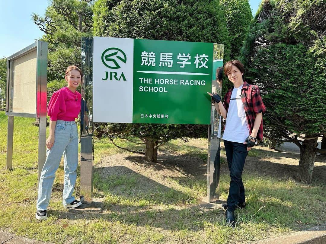 DAIGOのインスタグラム：「こないだ競馬学校に初めて行ってきました！  競馬学校は騎手になるため、そして厩務員になるための学校。  初取材で厩務員課程を体験してきました！  今回は神部ちゃんが大活躍です！  是非ご覧ください🐎  #馬好王国 #DAIGO #神部ちゃん @jimbu_misaki  #2枚目は卒業記念の木 #すごいメンバー」