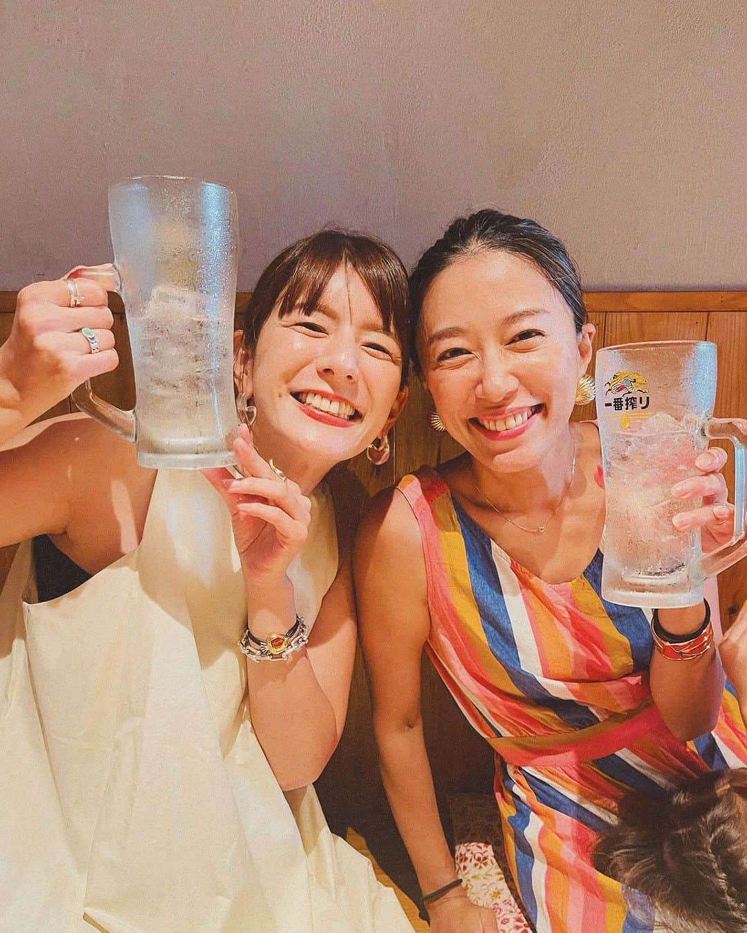 スザンヌさんのインスタグラム写真 - (スザンヌInstagram)「夏休み🌻 まいちゃんにも会えた〜🥰 子どもたちも一緒にプール🏊‍♀️🏊‍♂️して （だからすんごい焼けてる😌） からの焼き鳥食べてしっかりメガ🍻 半日一緒にいたけど話し足りないよ☜ どんだけ♡楽しかったなぁー 来年は優樹菜も💛💚🩷 （すぐLINEした🥰）  #子どもたちお互いちょっとシャイ #プールで距離を取り #ゲームでお近づきに #福岡のハピ友も一緒に #ありがとう  #まいちゃんはいつ会っても可愛くてそして面白い」8月12日 23時13分 - suzanneeee1028