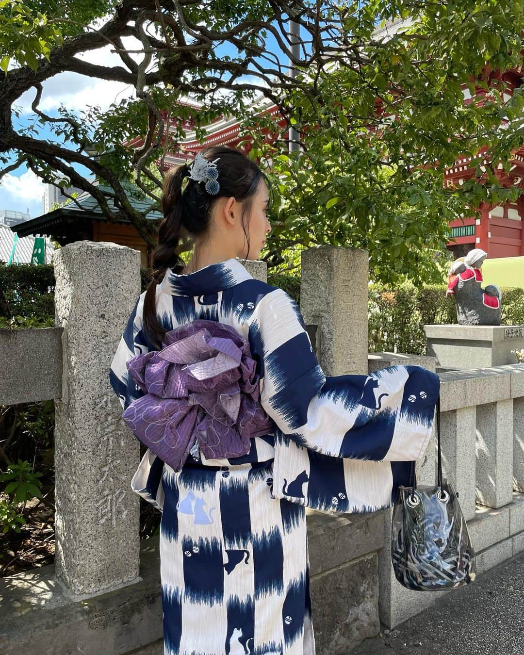 飯田りほのインスタグラム：「久しぶりに浅草に行ってきた👘🍧🎆 浅草に行く時はいつも浴衣を着るんだけど、毎回虹さんに頼んでるの🤗 店員さんもみんなとてもいい人で、着付けもヘアメイクも望んだ通りにしてくれるし、ヘア飾りも他のお店は基本置いてないのに手作りのものから最近の流行りのものまで沢山置いてあって何から何まで本当に大好きなお店！ ヘアセットもついて3850円となんと手のだし安い価格！ 本当にオススメなので浅草行く際や、レンタルしたい際は是非使ってみてね🫶 . . . #浴衣 #浴衣女子 #浴衣ヘアアレンジ  #浴衣ヘア #浴衣 #夏休み #夏祭り #夏フェス」