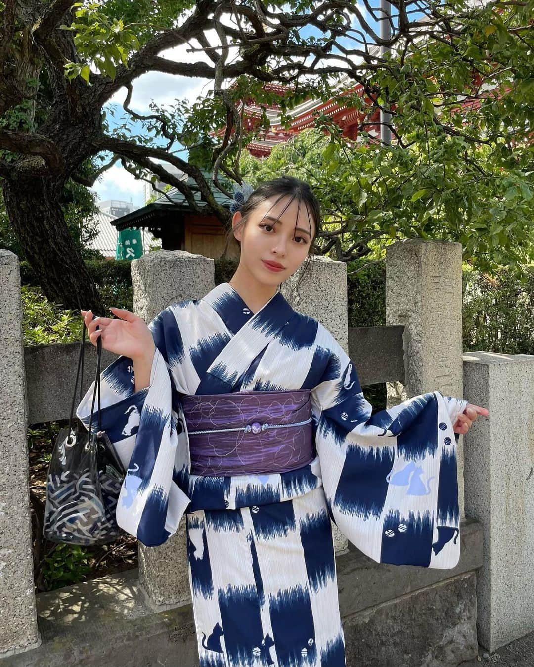 飯田りほさんのインスタグラム写真 - (飯田りほInstagram)「久しぶりに浅草に行ってきた👘🍧🎆 浅草に行く時はいつも浴衣を着るんだけど、毎回虹さんに頼んでるの🤗 店員さんもみんなとてもいい人で、着付けもヘアメイクも望んだ通りにしてくれるし、ヘア飾りも他のお店は基本置いてないのに手作りのものから最近の流行りのものまで沢山置いてあって何から何まで本当に大好きなお店！ ヘアセットもついて3850円となんと手のだし安い価格！ 本当にオススメなので浅草行く際や、レンタルしたい際は是非使ってみてね🫶 . . . #浴衣 #浴衣女子 #浴衣ヘアアレンジ  #浴衣ヘア #浴衣 #夏休み #夏祭り #夏フェス」8月12日 23時13分 - rrri_ho