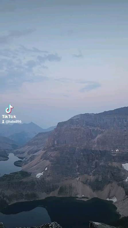 ヘイリー・ベルのインスタグラム：「Sunrising my favorite mountain! ☀️🏔 . . . #Banff #canada #explore #adventure」