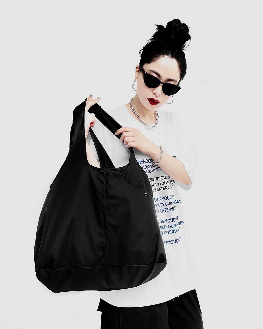 lve_xxxxのインスタグラム：「. . Ai select ( @lveu.official ) 2023.08.13 20:00〜  ▪︎ Simple nylon tote bag  ヲタ活にﾋﾟｯﾀﾘです！(語尾強め)  勿論、普段使いにも万能です☺️笑  ｦﾀｸ目線で、ご紹介失礼します爆  まず、うちわが横に入ります。 2枚は余裕🙆‍♀️ 多分5.6枚はいけるw  ポケットが多数あるので ぬいや、ペンラの収納もバッチリ👌  外側に傘入れもあります！ これ、便利👏  とりあえず、めっちゃ入ります！  私の参戦準備を動画にしたので 参考に頂けたら💙笑  .」