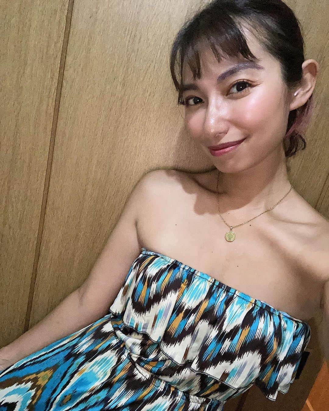 エマ中岡優姫のインスタグラム：「今日はテンションあげたくて このワンピース着たけど… これ10年くらい着てるわw 今気づいて 衝撃やばいわ🥳⚡️」