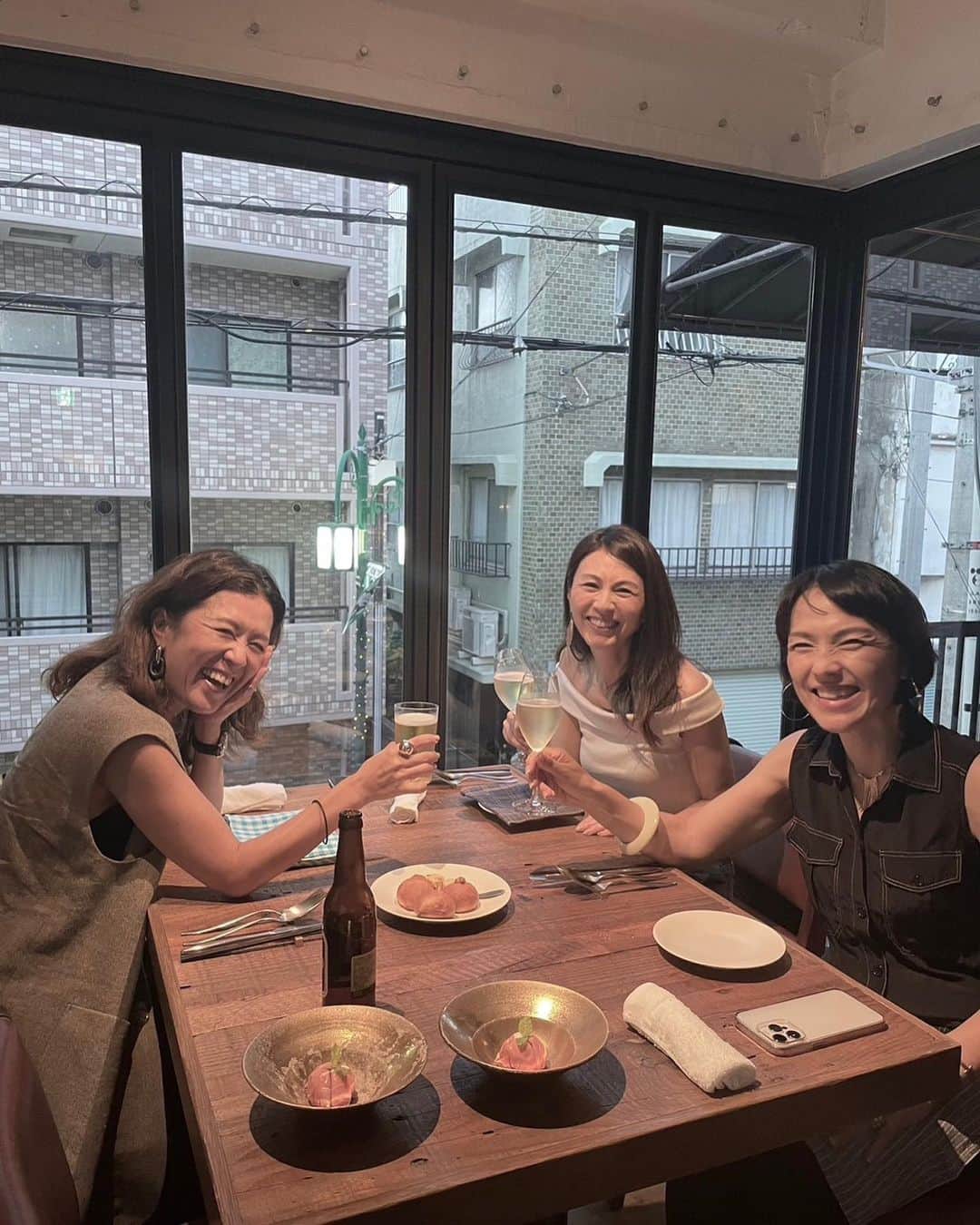雨宮塔子のインスタグラム：「酔っ払っちゃう前なのに笑いすぎて目がなくなっている３人😂   TBSの大好きな先輩と、自分と同じ種族だと思わずにいられない直子さんと😊  ここには書けないネタばかりで🙏大盛り上がりした夜でした🤩  @naokookusa  #女子会 #大人になってからの #貴重友人」