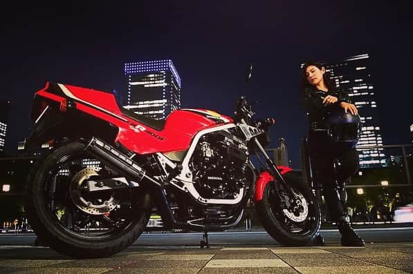 采女華さんのインスタグラム写真 - (采女華Instagram)「Mr.BikeBG 9月号発売📚 特集ページでCBR400Fに乗らせていただきました。 連載ページでは引き続きFの進捗をお知らせしています。 ミテネ！」8月12日 23時23分 - 87uneme