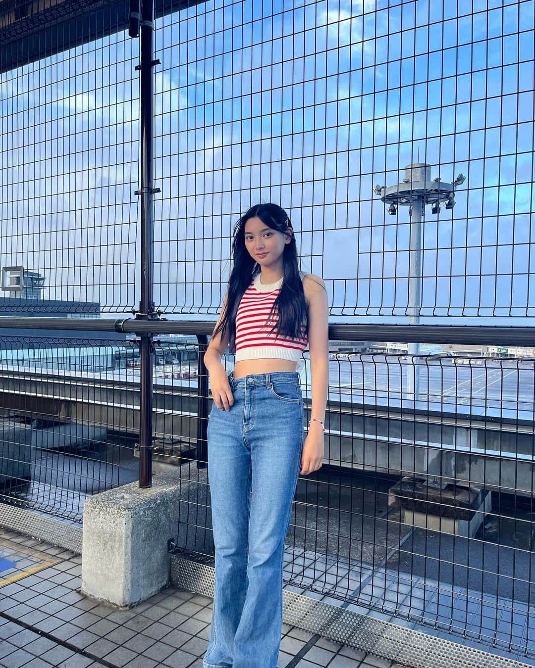 のインスタグラム：「・ 成田空港でした*⋆✈︎  飛行機の音を聞くだけでテンションあがる✨  風すごすぎた🍃」