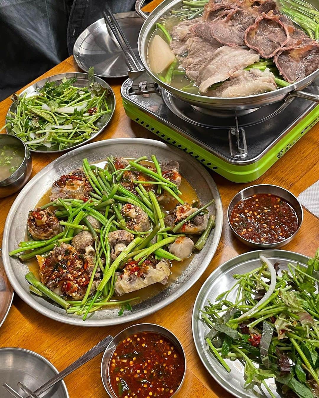 高井香子のインスタグラム：「【ミナリ好き集まれ🇰🇷】 韓国で食べるミナリ（セリ）料理が大好きな方にオススメ🍃  #능동미나리  私が行ったのは1月（時差ありすぎ。笑） 出来たばかりだったので、お店とかもとっても綺麗でした✨ 少しメニューとか変わってたらごめんなさいっ。  @teddy.beurre.house を始め 色々なカフェとかご飯屋さんが集まる삼각지エリアに近いのも、色々楽しめる良い点。  とにかく何頼んでも、セリセリセリセリ祭り！ 万能ネギ！？と思ったコムタンはセリがた〜っぷり。  4人で行ったから、沢山頼んでセリを味わい尽くして来ました💚  セリ好きさんは是非っ！  #능동미나리 #미나리  #미나리맛집  #韓国 #韓国旅行 #韓国グルメ  #1日1こうこりあさんぽ」