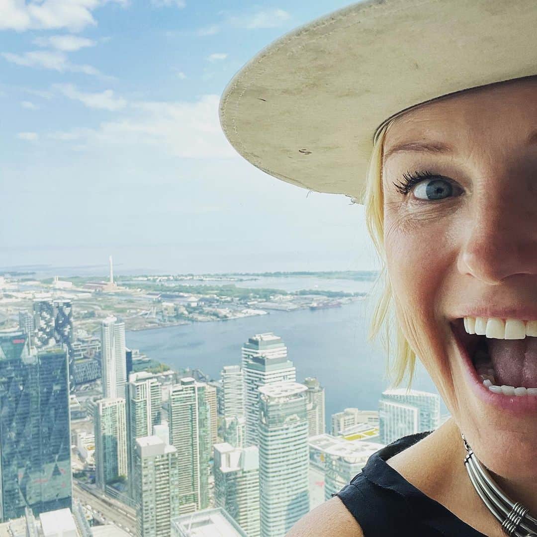 のインスタグラム：「I’m on top of the world!! #cntower #toronto」