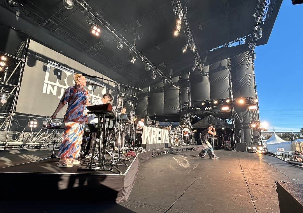 KREVAさんのインスタグラム写真 - (KREVAInstagram)「ROCK IN JAPAN FES 2023、出演させていただきました。どうかしてんじゃないのかと思うような暑さの中集まってくれた皆さんに心から感謝します！  終演後はバンドの皆と呑む人は呑みつつで色々話し合いました！このメンバーで9/15（金）のNO REASON＠日本武道館に挑みます。何卒よろしくお願いします。  #KREVA  #KREBand #rockinjapanfes2023」8月12日 23時37分 - kreva_drk_dj908