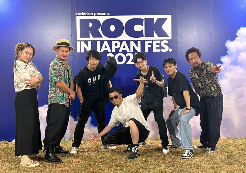 KREVAさんのインスタグラム写真 - (KREVAInstagram)「ROCK IN JAPAN FES 2023、出演させていただきました。どうかしてんじゃないのかと思うような暑さの中集まってくれた皆さんに心から感謝します！  終演後はバンドの皆と呑む人は呑みつつで色々話し合いました！このメンバーで9/15（金）のNO REASON＠日本武道館に挑みます。何卒よろしくお願いします。  #KREVA  #KREBand #rockinjapanfes2023」8月12日 23時37分 - kreva_drk_dj908