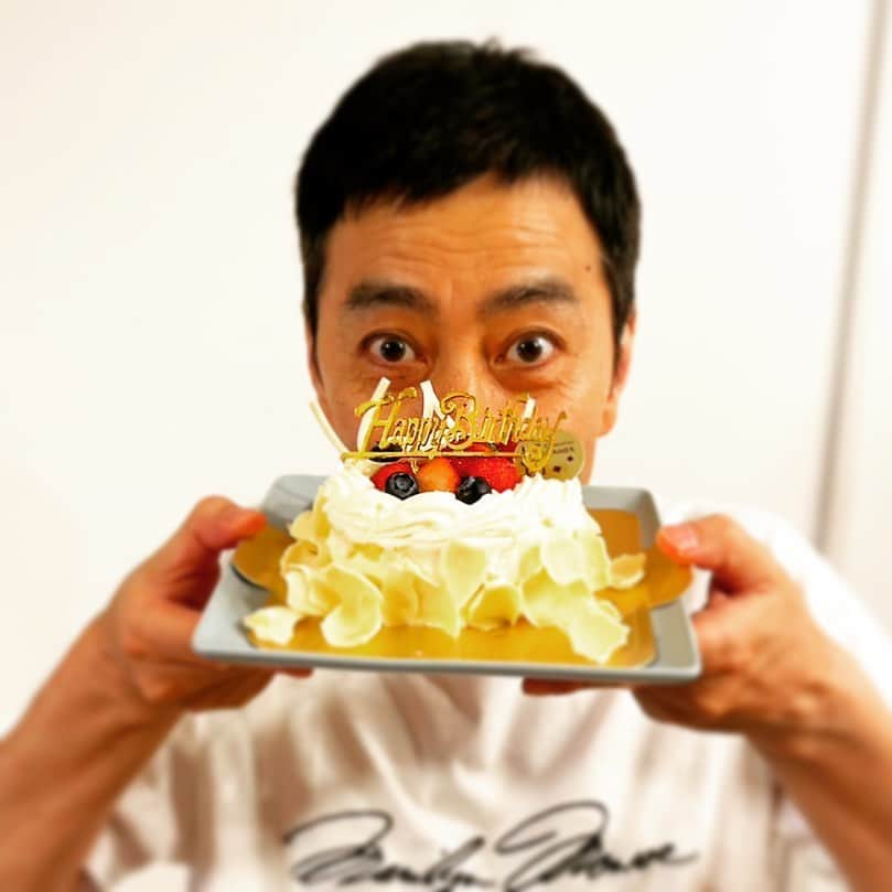 オクイシュージさんのインスタグラム写真 - (オクイシュージInstagram)「誕生日でした。 劇場入り目前の稽古場でも祝っていただき、みんな疲れてるはずなのに感謝感謝です。 持ってるケーキはその時いただいたもの。 美味しくいただきました。 コメントやメッセージくれた皆さんもどうもありがとう。 誕生日でキャッキャするような歳ではありませんが、それでもやはり、嬉しい。 まだまだ生きます。 どんどん芝居出て作って暴れようと思います。 新たな一年もどうぞお付き合い下さい。 仲良くしてね。」8月12日 23時37分 - shujiokui