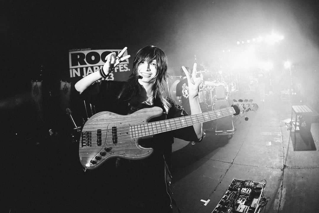 命さんのインスタグラム写真 - (命Instagram)「2023.8.11 ROCK IN JAPAN FESTIVAL 2023  Photo by Yu Kubo  クロージングアクトを務めさせて頂き、誠にありがとうございました  どれだけの人が見てくれるのかとても不安だったが、沢山の人が見てくれた、大きな声も聞かせてくれた 最高に気持ち良かった 皆の者、本当にありがとう！  あの暑さの中で、皆もうヘトヘトだったろうに！！ 泣けるぜ！  初の夜帯での出演、やりやすかったな 朝が苦手、昼も苦手な夜行性の私としては、声が出る夜帯は本当に本当にありがたい。  #ロッキン  #RIJF2023  #ジグザグ #skszigzag」8月12日 23時37分 - zigzag.mikoto