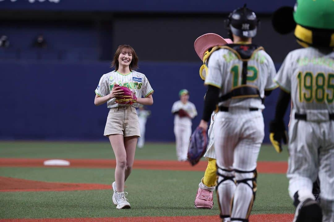 小嶋花梨さんのインスタグラム写真 - (小嶋花梨Instagram)「〈 Family with Tigers Day × Joshin 〉 阪神×ヤクルト戦にて始球式を務めさせて頂きました⚾️✨️ ⁡ ⁡ ワンバウンド投球でリベンジならずでしたが、 また今年も京セラドームで、普段味わう事の出来ない緊張感を楽しめた事とても嬉しいです😌  ⁡ ⁡ 始球式の後には現地観戦もさせて頂きましたが、 ⁡ 9連勝！さよならとらほーー🐯🔥 ⁡ ドームの一体感に痺れました、、！楽しかった！ ⁡ ビジョンでJoshinのCMも、 試合後のみんなで六甲おろしも見れました🥹🌟 ⁡ #Joshin さん  #阪神タイガース さん ありがとうございました！ ⁡」8月12日 23時39分 - nmb_kojima_48