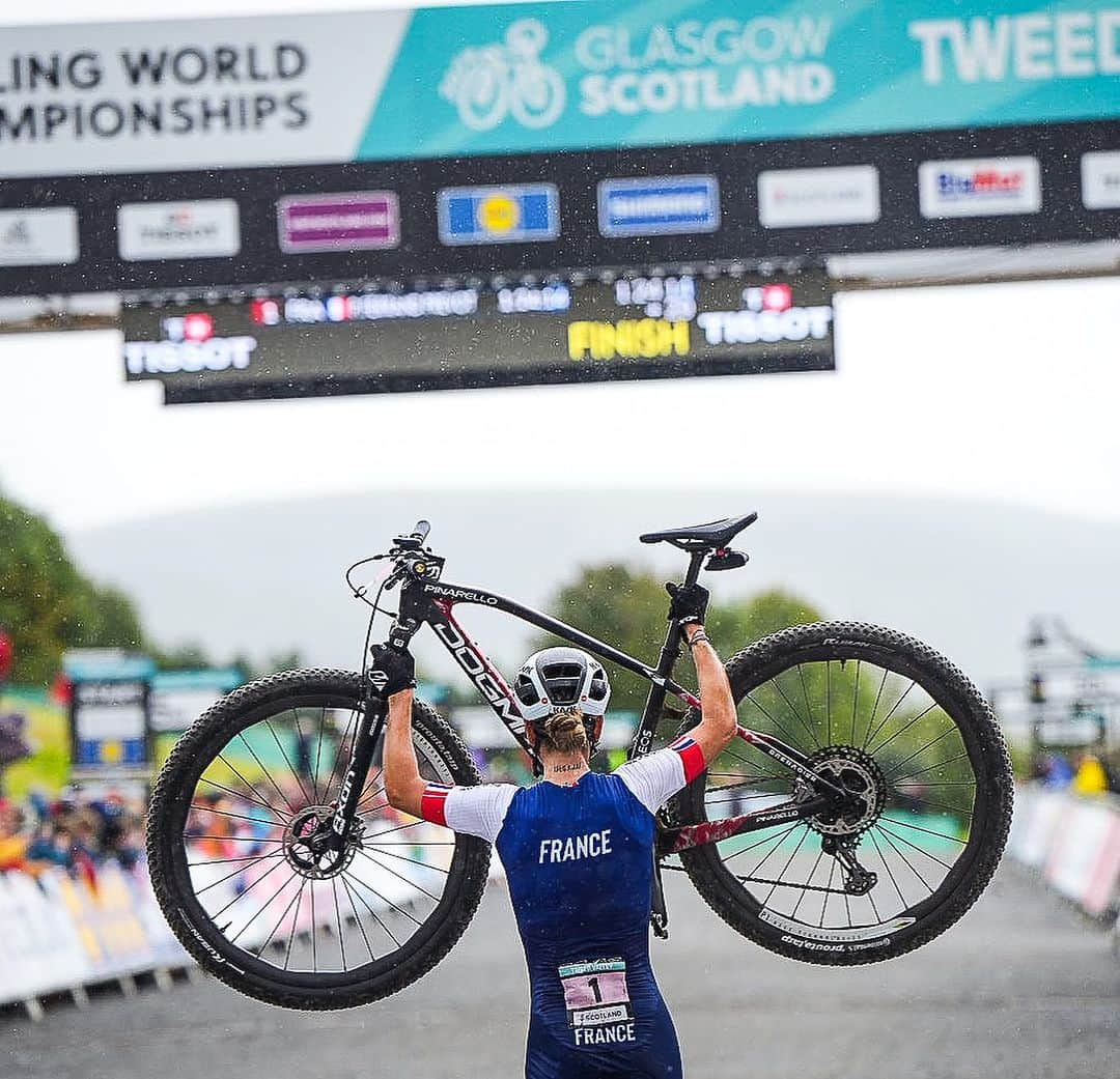 Shimanoさんのインスタグラム写真 - (ShimanoInstagram)「History made once more! @paulineferrandprevot claims consecutive double @uci_mountainbike World Championship victories. Unmatched, Prevot pushed hard, securing her second win of the week on the new Pinarello. While @puckpieterse’s last-lap punch lands her the bronze.  #ShimanoMTB #MakeYourMark #scotlandglasgow2023 📸 @swpix_cycling / @kikeabelleiraphoto」8月12日 23時49分 - rideshimano