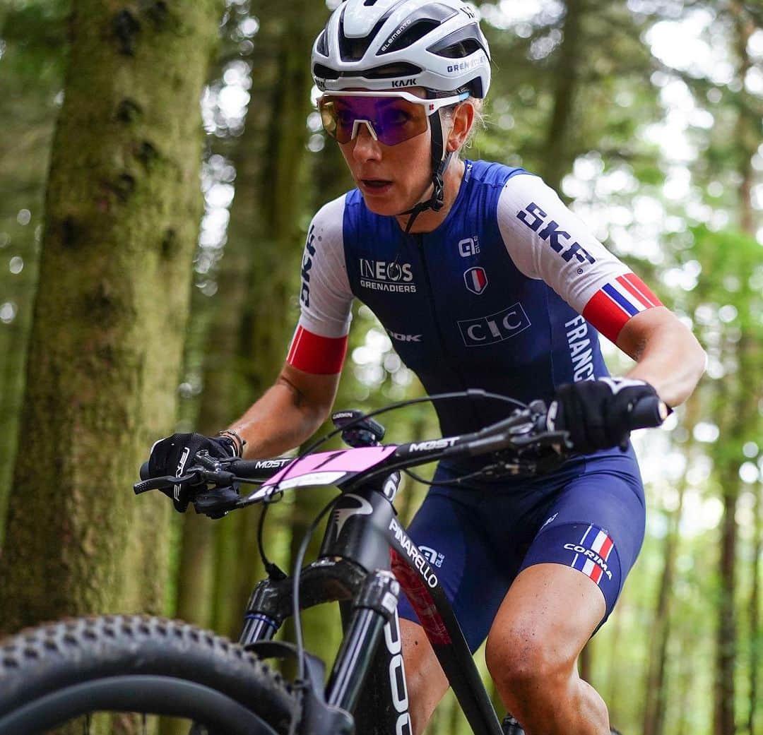 Shimanoさんのインスタグラム写真 - (ShimanoInstagram)「History made once more! @paulineferrandprevot claims consecutive double @uci_mountainbike World Championship victories. Unmatched, Prevot pushed hard, securing her second win of the week on the new Pinarello. While @puckpieterse’s last-lap punch lands her the bronze.  #ShimanoMTB #MakeYourMark #scotlandglasgow2023 📸 @swpix_cycling / @kikeabelleiraphoto」8月12日 23時49分 - rideshimano