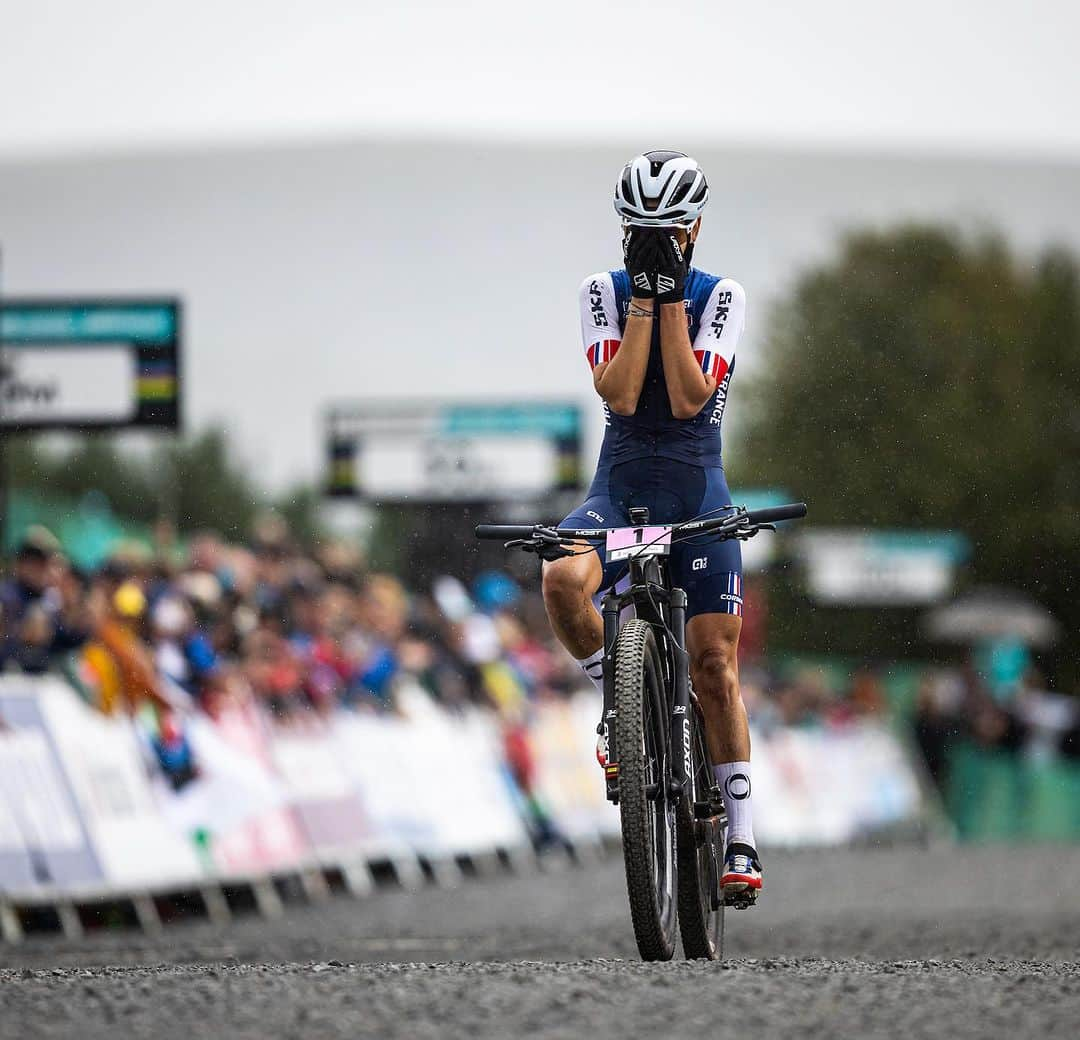 Shimanoさんのインスタグラム写真 - (ShimanoInstagram)「History made once more! @paulineferrandprevot claims consecutive double @uci_mountainbike World Championship victories. Unmatched, Prevot pushed hard, securing her second win of the week on the new Pinarello. While @puckpieterse’s last-lap punch lands her the bronze.  #ShimanoMTB #MakeYourMark #scotlandglasgow2023 📸 @swpix_cycling / @kikeabelleiraphoto」8月12日 23時49分 - rideshimano