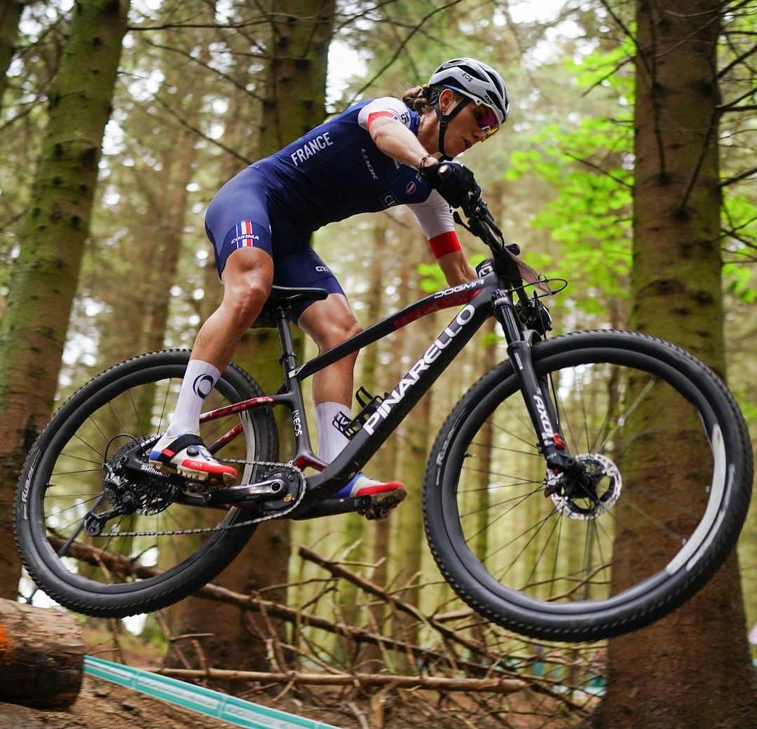 Shimanoさんのインスタグラム写真 - (ShimanoInstagram)「History made once more! @paulineferrandprevot claims consecutive double @uci_mountainbike World Championship victories. Unmatched, Prevot pushed hard, securing her second win of the week on the new Pinarello. While @puckpieterse’s last-lap punch lands her the bronze.  #ShimanoMTB #MakeYourMark #scotlandglasgow2023 📸 @swpix_cycling / @kikeabelleiraphoto」8月12日 23時49分 - rideshimano