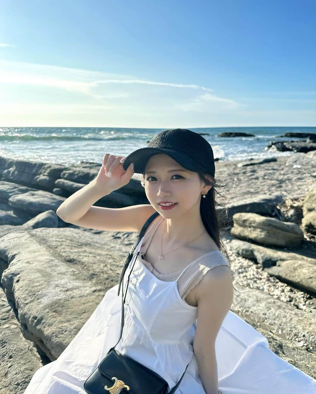 畑美紗起さんのインスタグラム写真 - (畑美紗起Instagram)「前髪が無くなった！！！👒 風つよつよだったから許してね( ; ›ω‹ )  海もお空もめためたきれいだったよお🌊☁️  沖縄の海にいきたいなあ〜💕💕  今年いろんなところ行ったから日焼け心配、、、 日焼け対策してるけどノースリーブの時点で失格かな🥹  #海 #夏 #畑美紗起 #夏休み #夏コーデ #海コーデ #コーデ #コーディネート #fashion #me #shooting #japanese #japantravel #japantrip #japanesegirl」8月12日 23時50分 - miiicha_0327