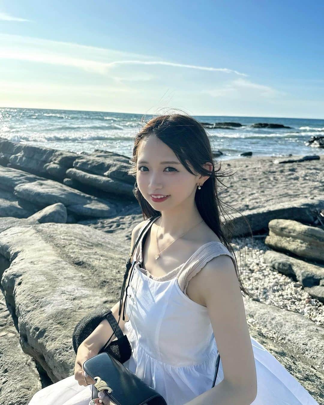 畑美紗起のインスタグラム：「前髪が無くなった！！！👒 風つよつよだったから許してね( ; ›ω‹ )  海もお空もめためたきれいだったよお🌊☁️  沖縄の海にいきたいなあ〜💕💕  今年いろんなところ行ったから日焼け心配、、、 日焼け対策してるけどノースリーブの時点で失格かな🥹  #海 #夏 #畑美紗起 #夏休み #夏コーデ #海コーデ #コーデ #コーディネート #fashion #me #shooting #japanese #japantravel #japantrip #japanesegirl」