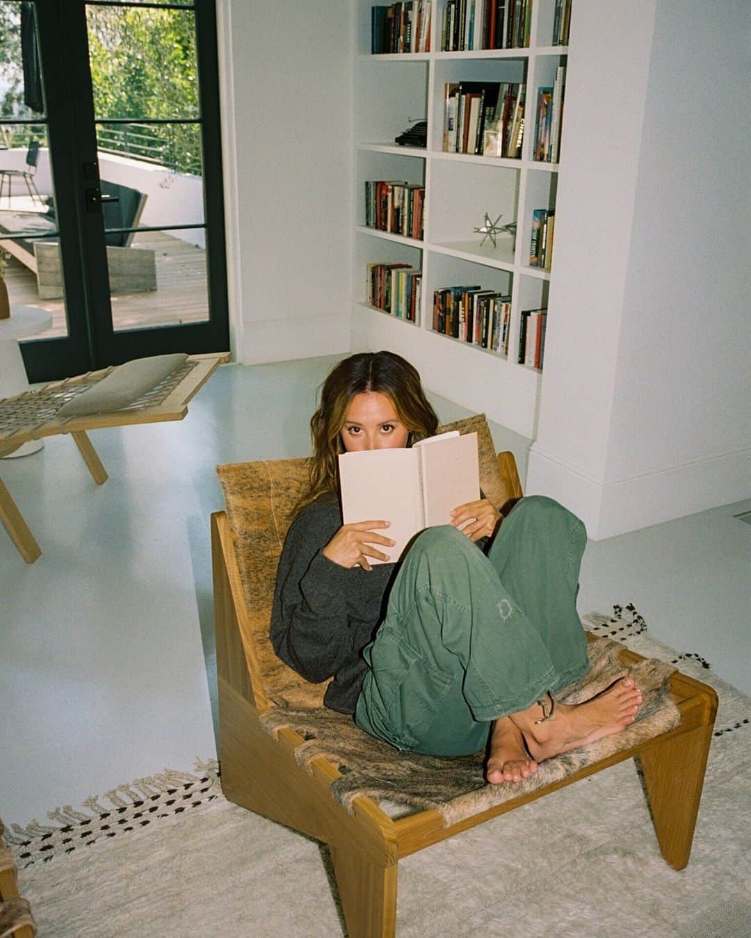 アシュレイ・ティスデイルのインスタグラム：「I’ve always gravitated towards self-help books because I’m constantly talking and thinking about mental health. That's why I founded @frenshe. Some of my favorite books of all time are The Power of Vulnerability: Teachings on Authenticity, Connection, and Courage by @brenebrown and Lucinda Bassett’s Attacking Anxiety & Depression. I'm always looking for new books to read. What are some of your favorites?」