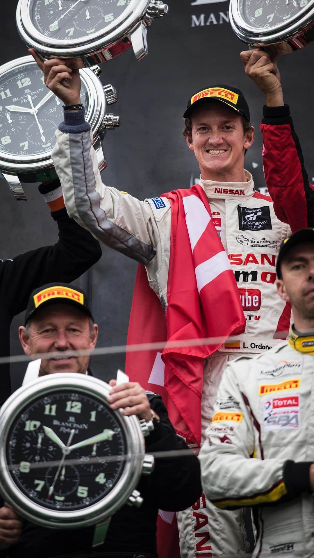 ルーカス・オルドネスのインスタグラム：「🏎️ De pasar a jugar al #GranTurismo a competir en Le Mans.   🎬 Una historia de película que ahora está en los cines, pero es real y la vivió Lucas Ordóñez.   🎮 Y este vídeo refleja el instante en el que comenzó todo, en una habitación de su casa.   🖥️ Podéis ver el documental completo en el canal de YouTube de Relevo.」