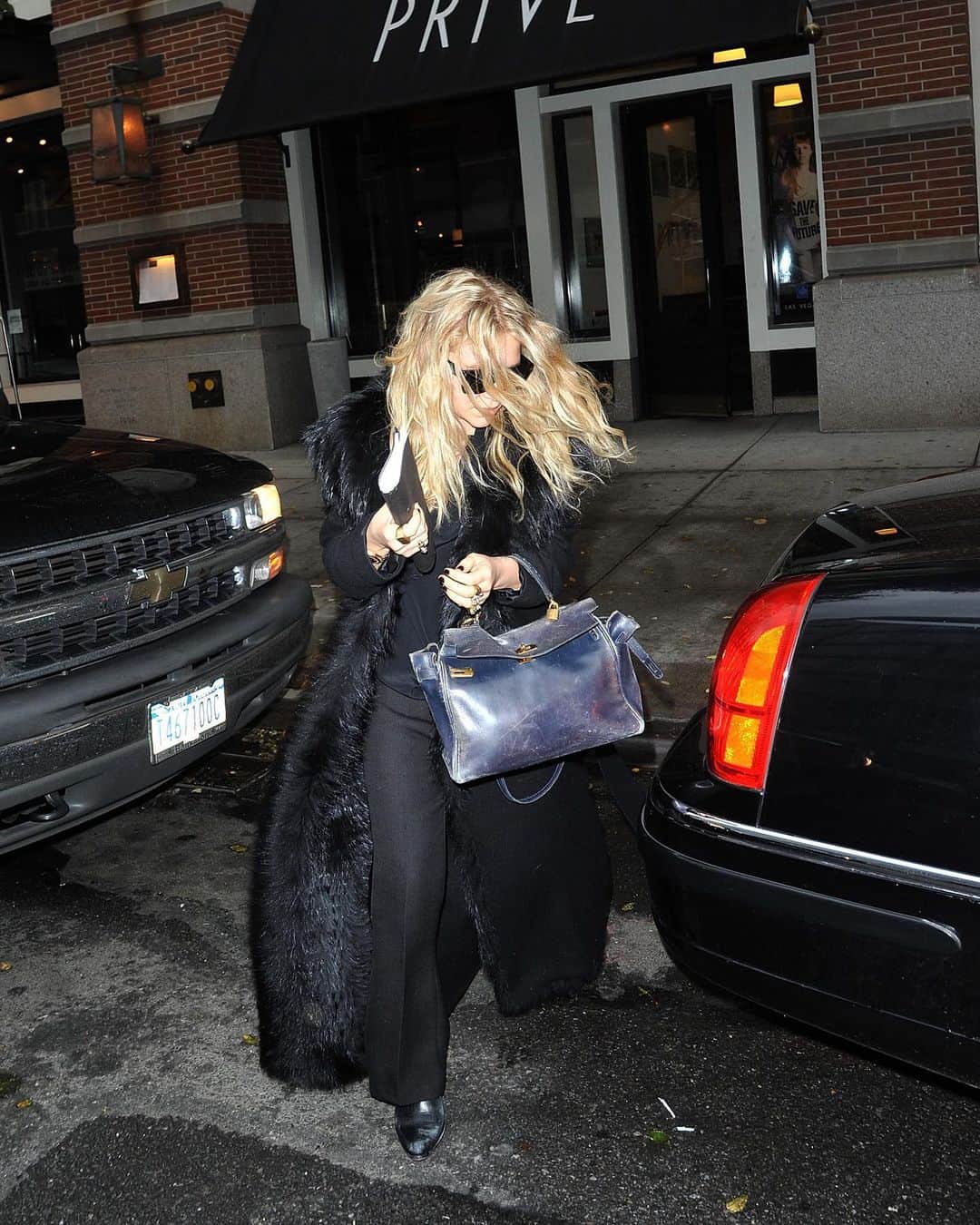 Nylon Magazineさんのインスタグラム写真 - (Nylon MagazineInstagram)「Feeling like Mary-Kate Olsen’s busted Hermès Kelly bag rn [Getty]」8月13日 0時09分 - nylonmag
