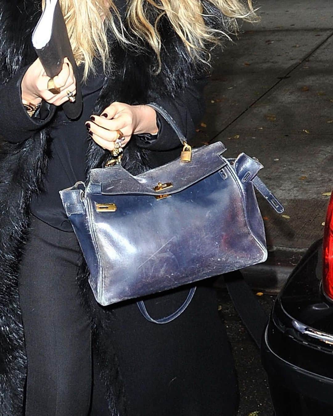 Nylon Magazineさんのインスタグラム写真 - (Nylon MagazineInstagram)「Feeling like Mary-Kate Olsen’s busted Hermès Kelly bag rn [Getty]」8月13日 0時09分 - nylonmag