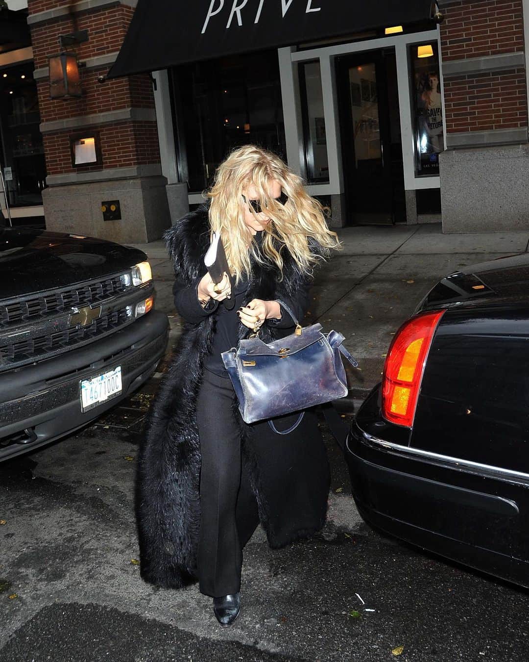 Nylon Magazineのインスタグラム：「Feeling like Mary-Kate Olsen’s busted Hermès Kelly bag rn [Getty]」