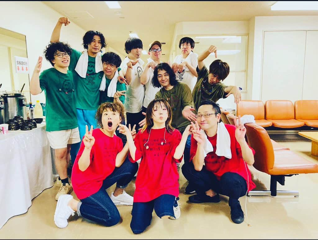 神谷洵平さんのインスタグラム写真 - (神谷洵平Instagram)「aikoさん、福井ライブ！ 個人的に初福井でした！嬉 なんというか、ヌケたライブをしました🚀 aikoさんが楽しく笑顔でいられる事がバンドにとって最幸だと、改めて実感した次第でありたす。 今回は福井だったので、久しぶりに鯖江に本社がある眼鏡をかけました笑　 ありがとうございました😌  #aiko」8月13日 0時15分 - junpeikamiya