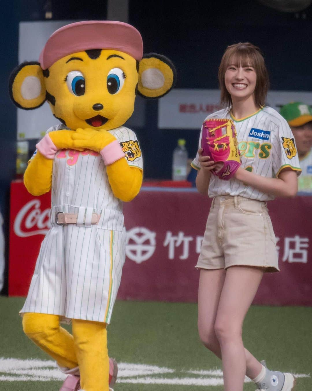 小嶋花梨さんのインスタグラム写真 - (小嶋花梨Instagram)「🐯⚾️✨️ ⁡ ⁡ 素敵なお写真もありがとうございました☺️ 緊張してずっと同じ顔してますね😬笑 ⁡ ⁡ ⁡ 現地での初とらほーは、 我を忘れてガッツポーズして飛び跳ねてました！笑  余韻に浸っています〜🐯☁️ ⁡ #阪神タイガース #Joshin」8月13日 0時17分 - nmb_kojima_48