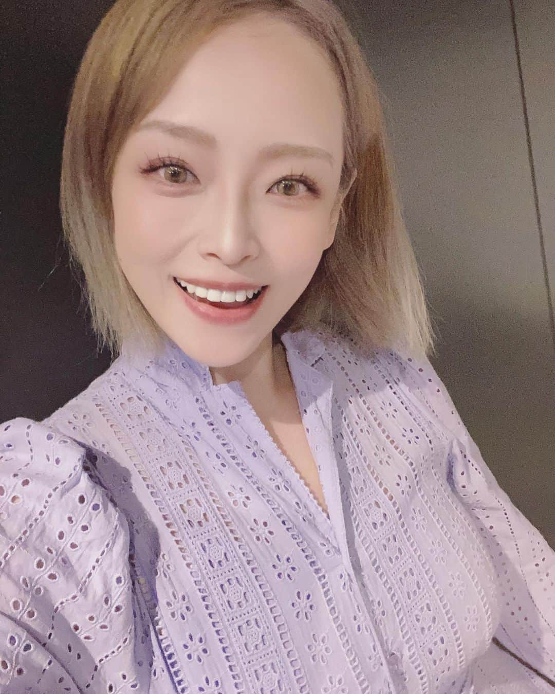 大谷雅恵のインスタグラム：「先日受けたネイルサロンはもう受かったようでして、その場で「よろしくお願い致します。」という感じで☺️  オーナーさんも良い方でこれからお店を一緒に作っていくイメージです。  ワクワク。  もう自分には何も出来ないとか、 今までやってきたこと全部身になってないとか、本当に自分を責めてばかりの月日でした。  毎日泣いては背中をさすってもらって、 もう大丈夫かと思ったらまた泣いての繰り返しで彼にはごめんなさいでした。  鬱から抜け出して自力で歩み直すにはリハビリのようなものが必要です。  ギプスが外れた時のような。 (骨折経験なし)  見えない場所だからこそ人に言いにくい。  でももう大丈夫。 そう信じてまたネイルのお仕事も頑張っていきます。  #芸能 #ネイリスト」