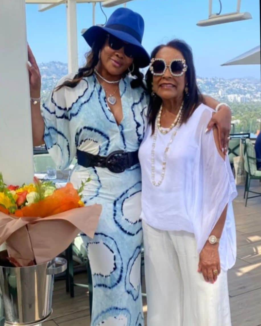 ヴィヴィカ・A・フォックスのインスタグラム：「GM Dawlings! #SatSmiles FUNTIMES at my fav spot @waldorfbevhills celebrating my BEAUTIFUL girlfriend #SheilaWills birthday w her daughter @indiathomasofficial #Tiffany & #Brenda #LEONATION continues! #LifeIsGood  #GodIsGood #Blessed #Respect #GurlPower #VivicaFoxHair #TeamVivica #TeamFox #MyGrindDontStop #BossMoves #LoveWins #ClassicBadChicks 🔥🖤💖💙👸🏽🥂🤑🦁🔥」