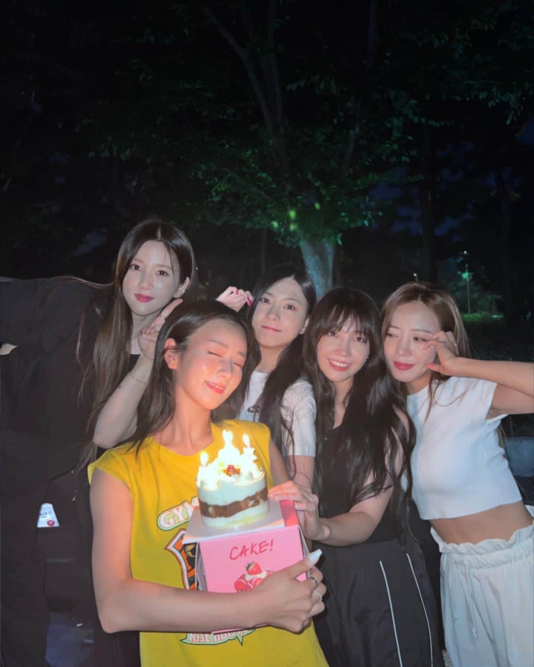 パク・チョロンのインスタグラム：「휴게소 깜짝 파티🎂 HBD @__yoonbomi__ 💕」