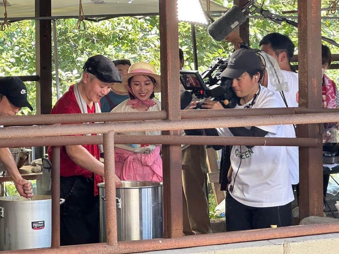 太田えりなさんのインスタグラム写真 - (太田えりなInstagram)「.  KBC『水と緑の物語』🌿  今年のアサデス。KBCは、野菜を1から育ててスパイスカレーを作り、200人に振る舞うという【アサデス。ふぁーむ】企画でした👨‍🌾  半年前の3月に、大好きなカレー店のロケだと聞かされてルンルンだった私が連れて行かれたのが佐賀県基山町にある【ちぎりファーム】🥕  園主の生島さんに1から農業を教えて頂き、有機栽培にこだわった野菜作りを行ってきました。 また、ちぎりファームに通う中で、使われなくなった畑の後継者問題や土地活用など農業を通じて色んなことを学ばせて頂きました！  ちぎりファームとアサデス。ふぁーむは一つの段差違いで野菜を育てているのに土の持つ力やその時の天候状況で育ち方が全く違うというのを目の当たりにして農業って全く楽じゃないんだ！！と実感しました。  日々、私たちが美味しいお野菜を食べられるように作ってくれている農家さんへの感謝の気持ちがより一層増した半年間でした。  そして、今回スパイスカレーを作るということで基山町のWスパイスさんに監修いただいて秘伝のレシピも教わりながら試行錯誤して作ったアサデス。カレー🍛  なんと、使ったお肉は基山の特産品『エミュー』 中々の歯応えで食べやすくするために試行錯誤しました😂 でも最後は自分でも120点を出したいくらいの美味しいカレーを作る事ができました♪  当日は地域の皆さんにも調理を手伝って頂いて無事に200色のカレーを提供する事ができました🥄 （そういえば、バタバタしてて私は食べ損ねました笑）  当日はお子さんから大人の方まで会う日と会う人に『美味しかったよ〜』と声をかけて頂いて嬉しくてずっとウルウルしていました💦  暑い中、ファームへお越しいただき本当にありがとうございました！！  これから半年間かけて野菜を育ててもらいますと言われてから今日まで長いようで一瞬だったな〜😌 最初ちょっと恥ずかしかったピンクのつなぎも今はトレードマーク化しましたよね笑  なんか思ったこと感じたことはまだまだ山ほどあるんですが、読んでる方が疲れてきた頃だと思うのでこの辺にしときます。🙃  とりあえず、今はアサデス。ふぁーむが終わって寂しい！！！！  人生の中で忘れられない経験になりました。  協力して下さった皆さん、 応援して下さった皆さん、 本当にありがとうございました😊  . .  #KBC#アサデス #ちぎりファーム#佐賀#基山 #アサデスKBC#水の緑の物語 #アサデスふぁーむ#農業女子  #有機栽培#農業#農業ガール  #スパイスカレー#アサデスカレー」8月13日 0時38分 - erina_ota