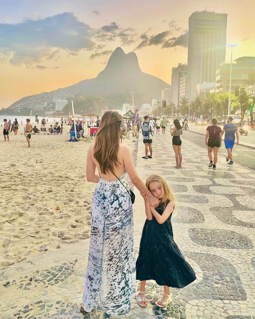 太田エイミーのインスタグラム：「A late afternoon stroll on the hazy Leblon beach.」