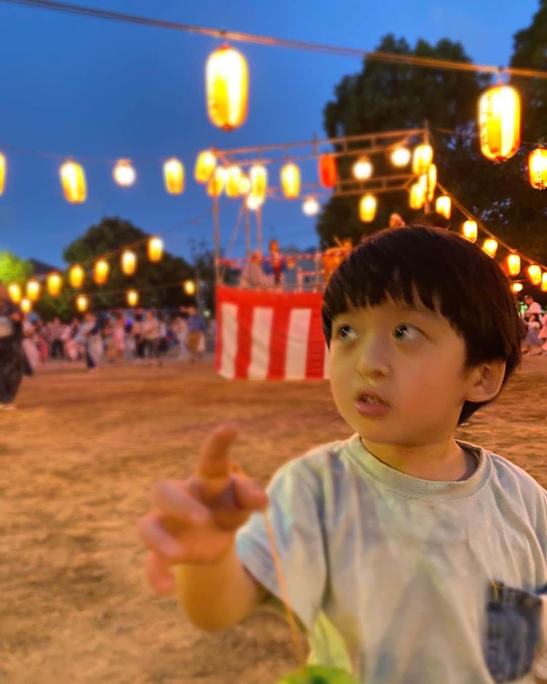 小泉留菜のインスタグラム：「🍉🕺 . . 自治会の盆踊りへ😌💓 . . 私のこと知ってても私誰だか分からず喋ってたけど、 今更お名前聞けず、、、 そういうのあるあるだよね？👀笑 近所の子達とか友達の兄弟とか久しぶりに会って 大きくなったねぇでおばさん発揮した😇💓笑 . . 最初から最後までいてこの日風強くて砂埃やばかったけど 楽しかったからおーるおっけい🫶🏻 お祭り大好きだからいっぱい行きたいのに 日付被りがちのやめてほしい😂😂 . . 太鼓またやりたくていじけてた🪘👦🏻✌🏻 #3歳 #3歳男の子 #3歳児 #ママ #男の子ママ #ママスタグラム #25歳ママ #口唇口蓋裂 #関東ママ #埼玉ママ #第二子 #第二子出産 #赤ちゃん #ベビー #baby #女の子ママ #2児ママ #0歳 #0歳児 #0歳児ママ #兄妹  #生後2ヶ月 #2ヶ月ベビー #2ヶ月」