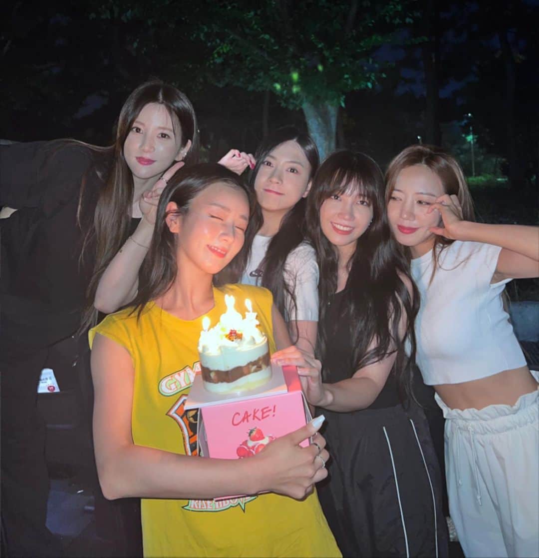 ユン･ボミのインスタグラム：「생일축하해윤보미🎂」
