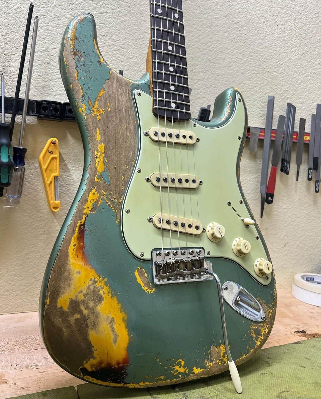 Fender Guitarさんのインスタグラム写真 - (Fender GuitarInstagram)「We're loving this beautiful Sherwood Metallic over 3-Color burst Strat from @andyhicks_fender in the @fendercustomshop. Comment below if you'd add this one to your collection. #Straturday」8月13日 1時01分 - fender