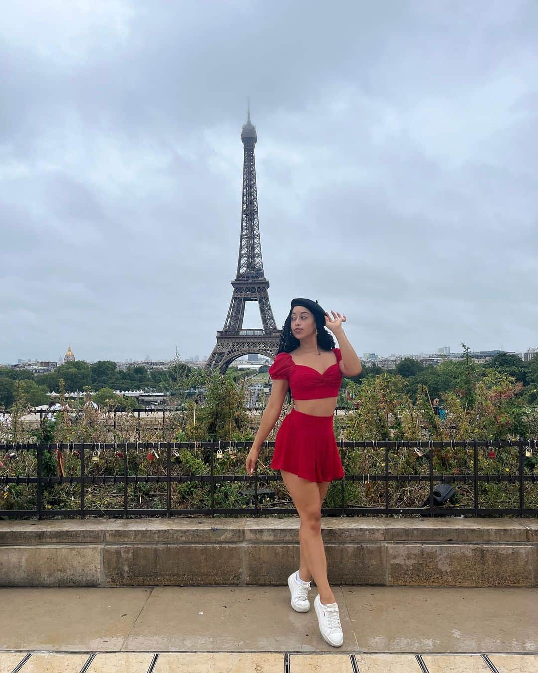 ソフィーナ・デジーサスのインスタグラム：「Last post from Paris I promise. 🤣❤️」