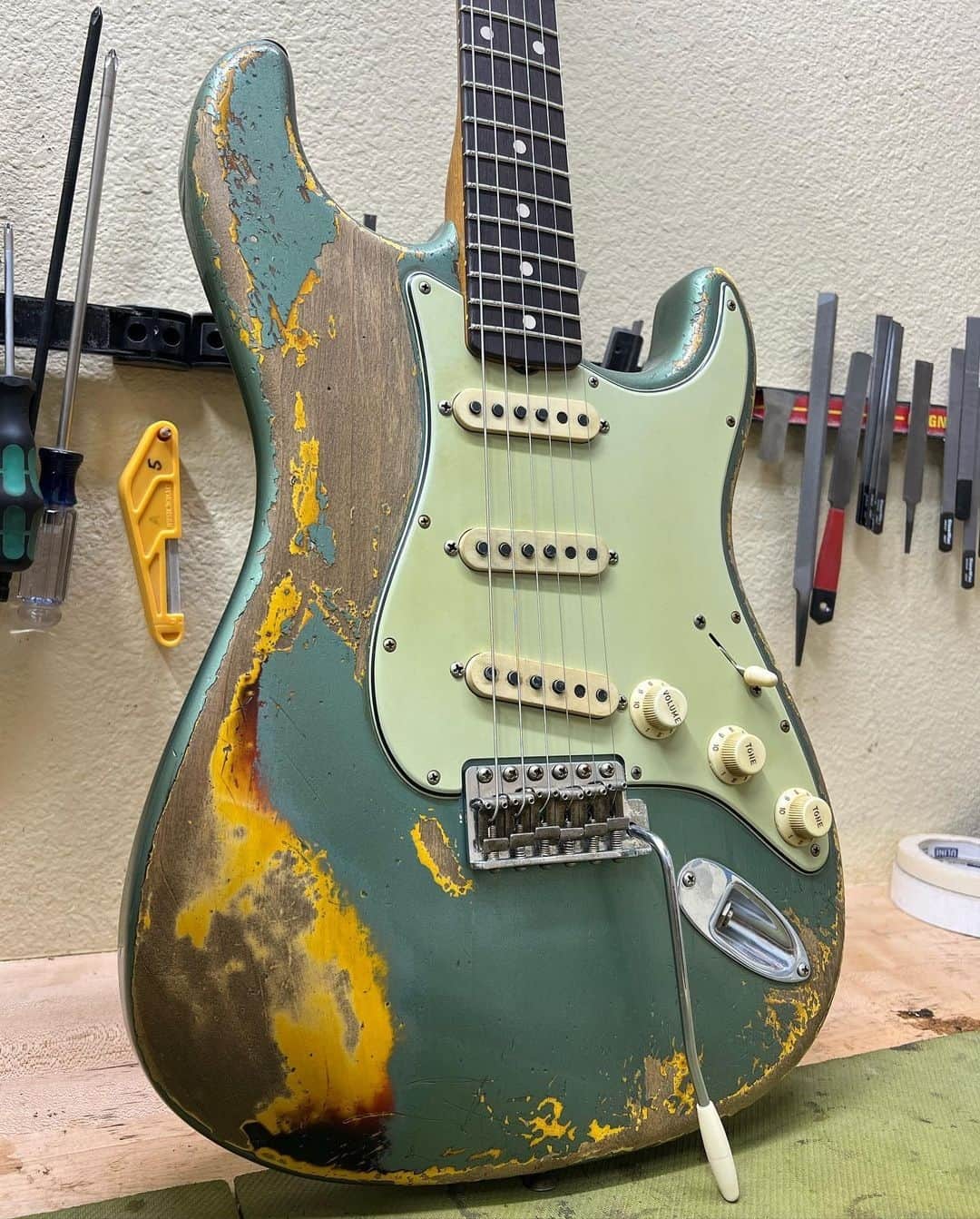 Fender Guitarのインスタグラム：「We're loving this beautiful Sherwood Metallic over 3-Color burst Strat from @andyhicks_fender in the @fendercustomshop. Comment below if you'd add this one to your collection. #Straturday」