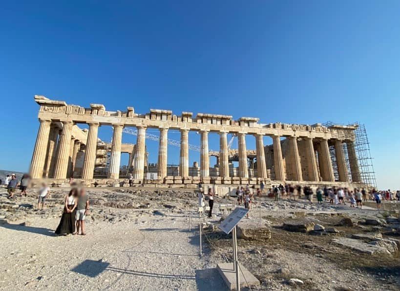 珠洲春希のインスタグラム：「22歳の時以来のGreece✨ 所用で訪れました。  ①アクロポリスのパルテノン神殿は変わらず壮大🏛。 ②アクロポリスの丘からはアテネの街が一望できます。 考古学博物館を始め沢山の博物館に足を運びました。 (少々バテ気味です💧) ⑤憧れの展示物達が目の前に。 ④考古学博物館のエントランスでは、足元にも遺跡があり🏛ガラスの部分は上を歩くことができます👣  ⑧博物館から見るパルテノンの夕暮れのシルエット。 街中、どこにいてもパルテノン神殿が見えます。  ⑨ かつて、Eちゃんと訪れた国会議事堂。 今回も、兵隊の交代式を見られました。 この暑さに、微動だに出来ない兵士に向かって、上官が「定位置から動いて日陰に入って良い」と指示をだす心遣い🥹。慰霊碑を何時間も動かず護っているのですから、、、 本当に大変ですが、大事なお仕事ですね。  紀元前3000年頃前から始まる古代ギリシャ文明。  今はまだ2023年。 大きな歴史の中では、私たちが生きている瞬間はほんの一瞬なんだなぁと感じます。  #アテネ #アクロポリス #パルテノン神殿 #古代アゴラ #考古学博物館 #国会議事堂」