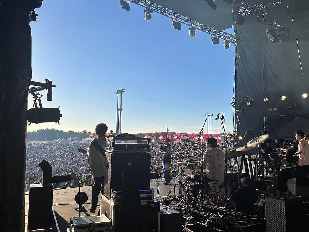 SONOMIさんのインスタグラム写真 - (SONOMIInstagram)「2023.8.12 ROCK IN JAPAN FES’23  17時10分からの出番だから 少し暑さも和らぐかなぁと思いきや、 西日どーーーーーん☀️ 自分でも信じられないほど大量の汗が噴射の如く。。💦 でも皆さんの心から楽しんでいる笑顔で暑さも汗も吹っ飛びました✨✨ 皆さんありがとうございました❗️ それにしてもかなりな直射だったので皆さんゆっくり休んでください。 これを打ちながら私も眠りそうです…💤🛌  #KREVA #KREband #ROCKINJAPANFES2023」8月13日 1時08分 - song_chang