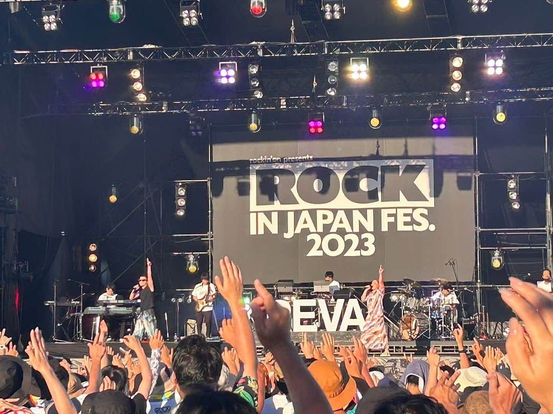 SONOMIのインスタグラム：「2023.8.12 ROCK IN JAPAN FES’23  17時10分からの出番だから 少し暑さも和らぐかなぁと思いきや、 西日どーーーーーん☀️ 自分でも信じられないほど大量の汗が噴射の如く。。💦 でも皆さんの心から楽しんでいる笑顔で暑さも汗も吹っ飛びました✨✨ 皆さんありがとうございました❗️ それにしてもかなりな直射だったので皆さんゆっくり休んでください。 これを打ちながら私も眠りそうです…💤🛌  #KREVA #KREband #ROCKINJAPANFES2023」
